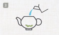 찻잎을 넣은 다관에 물 붓는 이미지