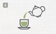 찻잔에 차를 따르는 이미지